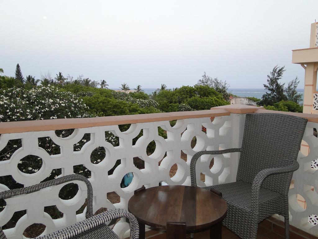 Pavilion Holiday Resort Bamburi Exteriör bild